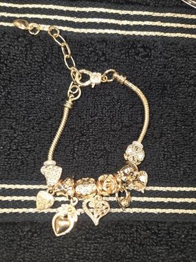 Gold Heart Charm Bracelet NWOT - Women Jewelry